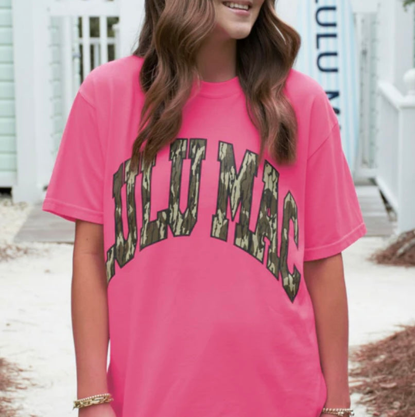 LULU MAC-MOSSY OAK BOTTOMLAND ADULT NEON PINK COMFORT COLORS MOSSY OAK TEE