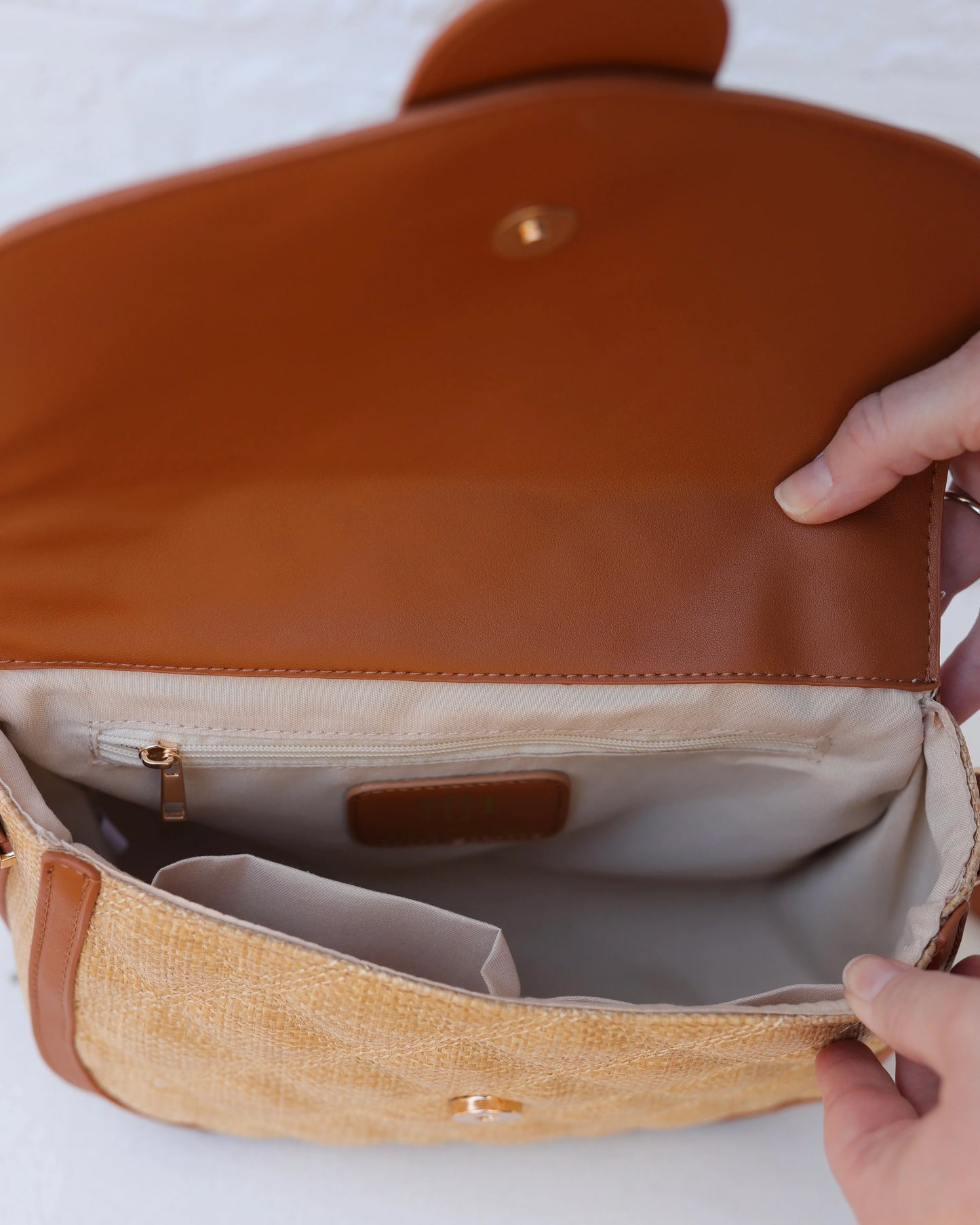 Griffin Crossbody Bag | Natural Saddle DQ